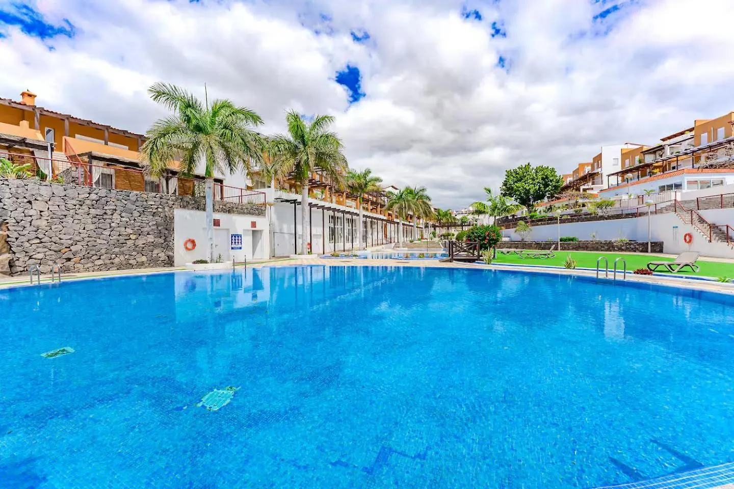Spacious Flat Near The Sea location